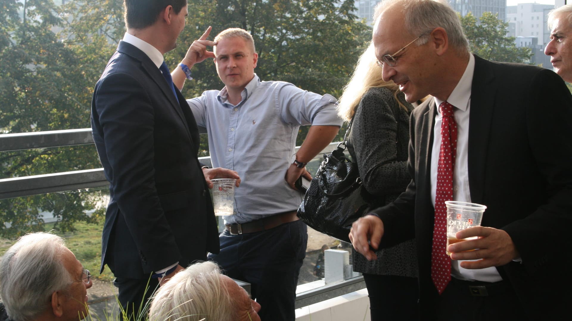 Mehr Presse als Gäste auf der AfD-Wahlparty. Ausschweifend ist anders.