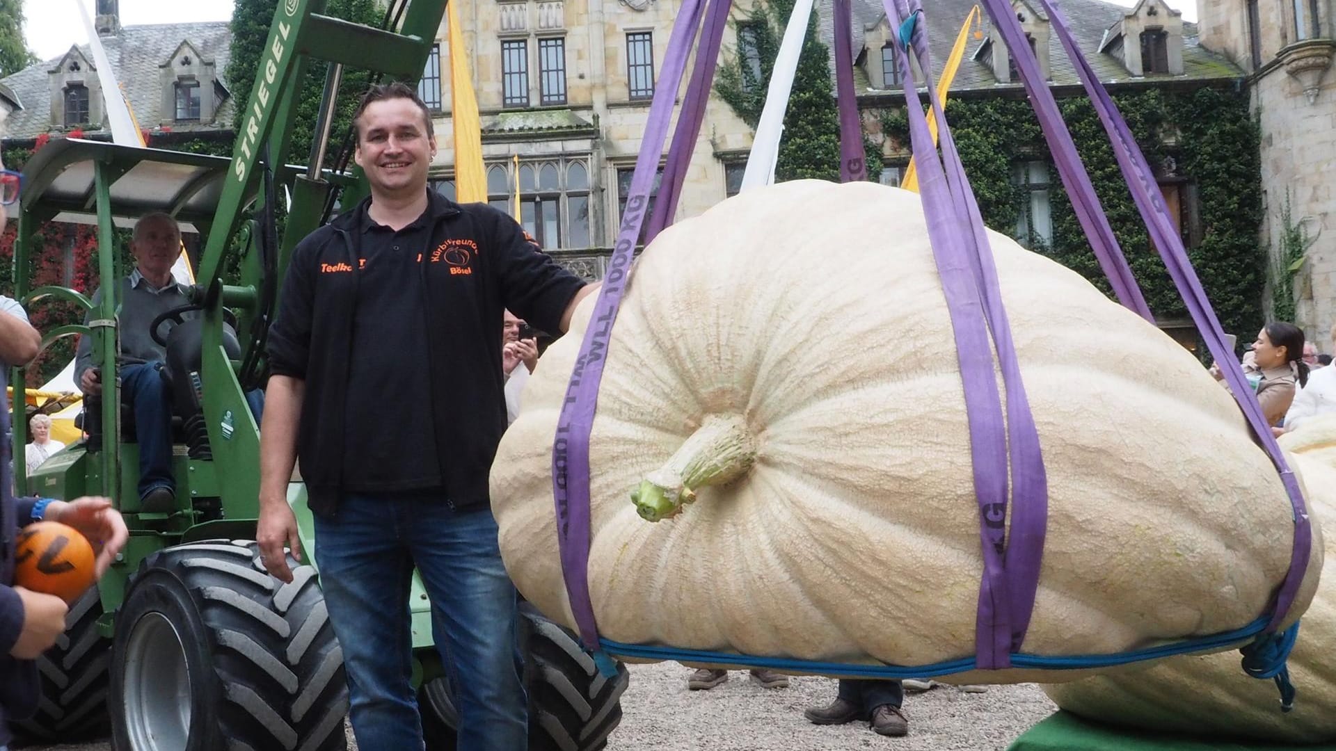 Der Sieger der niedersächsischen Kürbismeisterschaft, Jan Teelko Schröder, steht in Bad Essen neben seinem fast 500 Kilogramm schweren Kürbis. Der Sieger der niedersächsischen Kürbismeisterschaft, Jan Teelko Schröder, steht in Bad Essen neben seinem fast 500 Kilogramm schweren Kürbis.