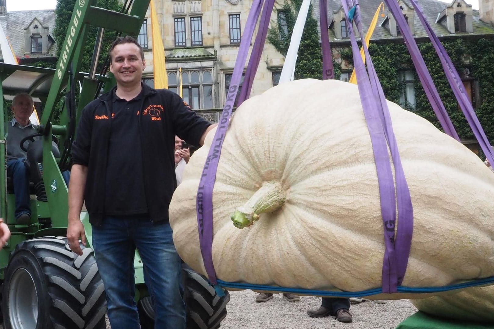 Der Sieger der niedersächsischen Kürbismeisterschaft, Jan Teelko Schröder, steht in Bad Essen neben seinem fast 500 Kilogramm schweren Kürbis.