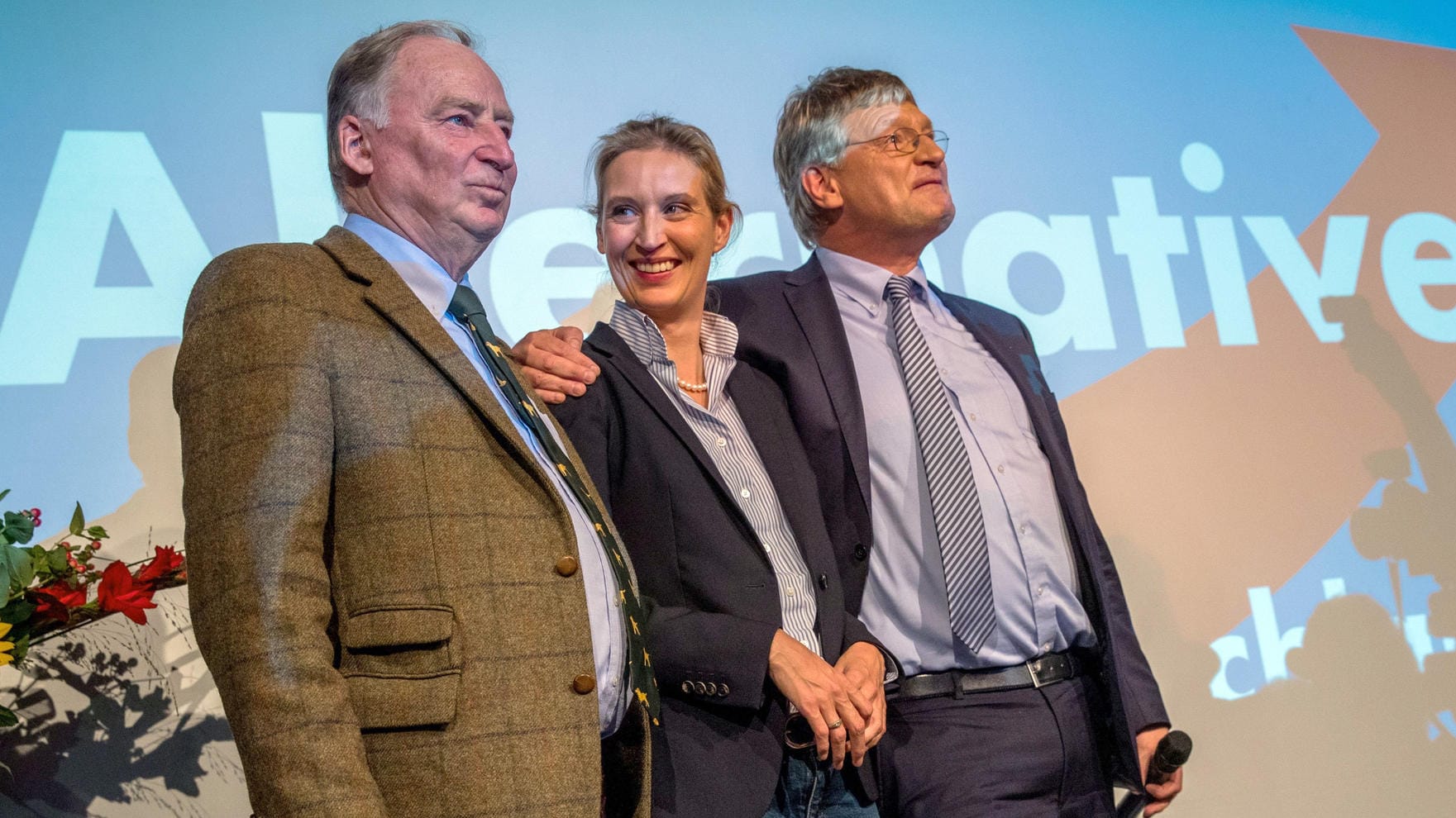 Alexander Gauland, Spitzenkandidat der Partei Alternative für Deutschland (AfD, l-r), Alice Weidel, Spitzenkandidatin der Partei Alternative für Deutschland (AfD) und Jörg Meuthen, Bundesvorsitzender der Partei Alternative für Deutschland (AfD) jubeln auf der Wahlparty ihrer Partei in Berlin.