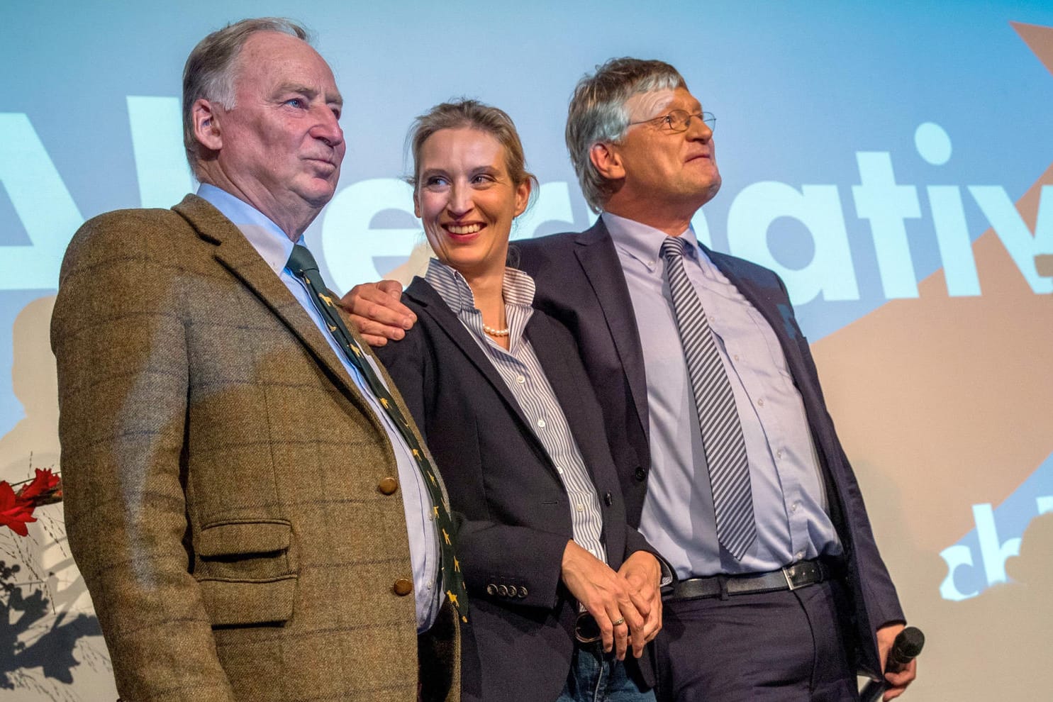 Alexander Gauland, Spitzenkandidat der Partei Alternative für Deutschland (AfD, l-r), Alice Weidel, Spitzenkandidatin der Partei Alternative für Deutschland (AfD) und Jörg Meuthen, Bundesvorsitzender der Partei Alternative für Deutschland (AfD) jubeln auf der Wahlparty ihrer Partei in Berlin.