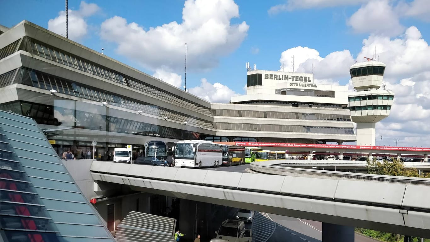 Der Flughafen Tegel soll eigentlich nach der Eröffnung des BER geschlossen werden – die Berliner sind laut ersten Hochrechnungen dagegen.