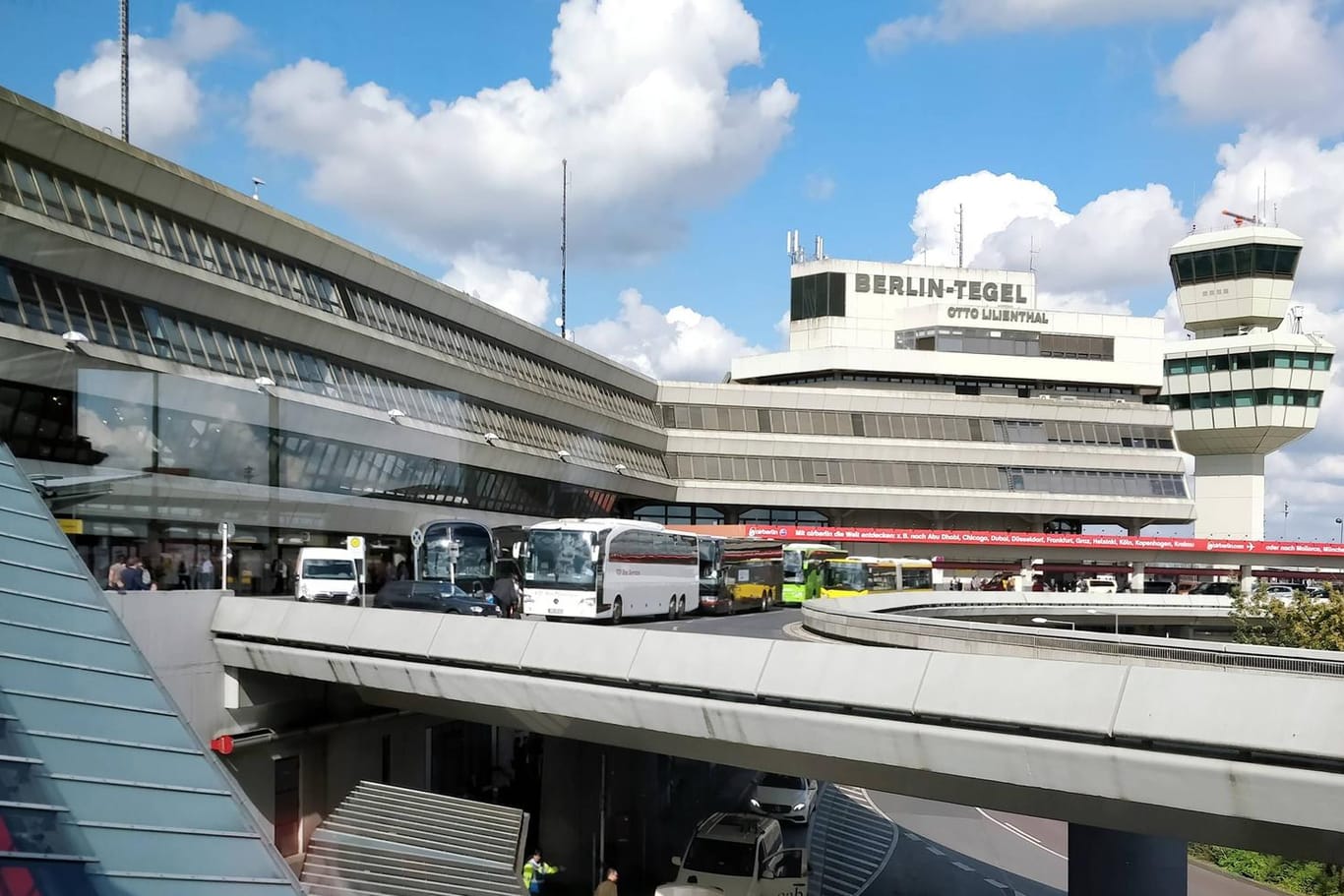 Der Flughafen Tegel soll eigentlich nach der Eröffnung des BER geschlossen werden – die Berliner sind laut ersten Hochrechnungen dagegen.