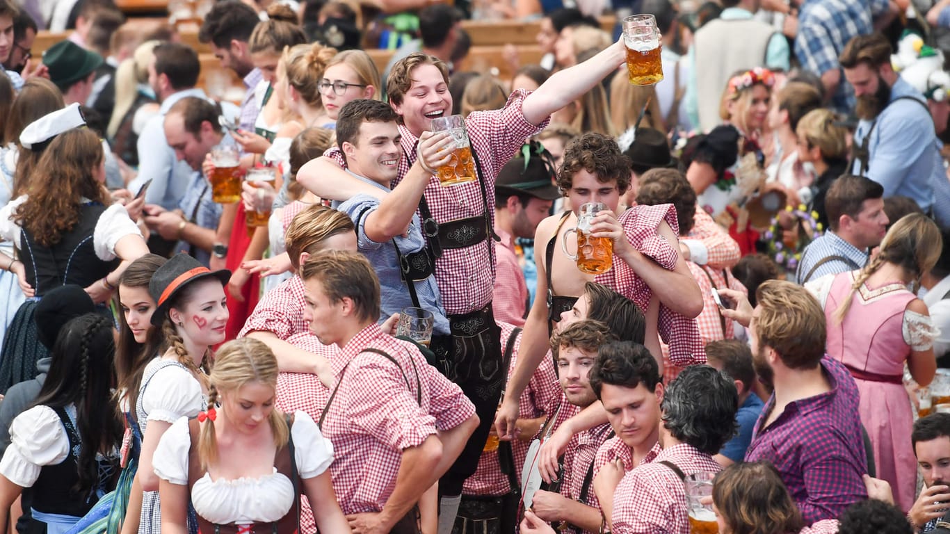 Das größte Volksfest Deutschlands wurde von einem Unwetter heimgesucht.