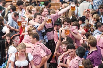 Das größte Volksfest Deutschlands wurde von einem Unwetter heimgesucht.