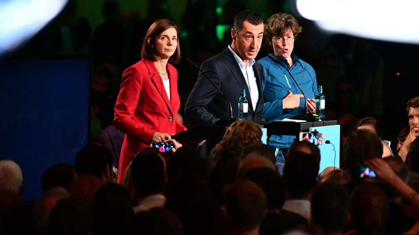 Katrin Göring-Eckhardt, Cem Özdemir und eine Gebärden-Dolmetscherin stehen bei der Wahlparty von Bündnis 90/Die Grünen in Berlin auf der Bühne.
