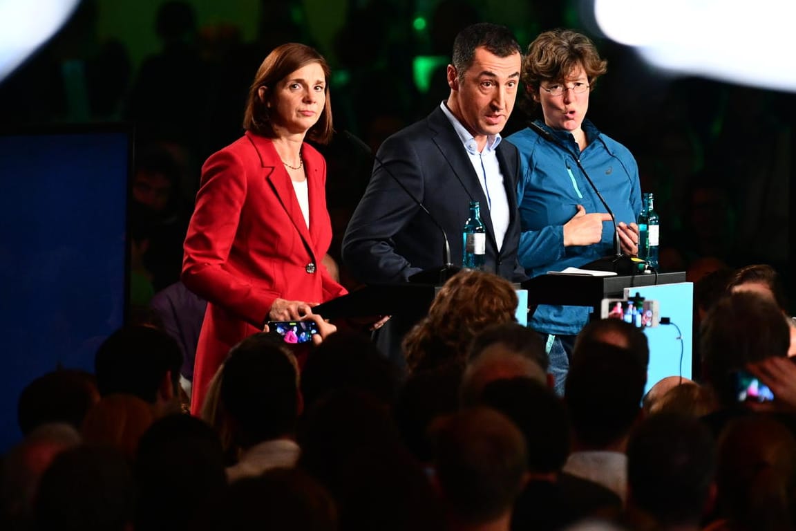 Katrin Göring-Eckhardt, Cem Özdemir und eine Gebärden-Dolmetscherin stehen bei der Wahlparty von Bündnis 90/Die Grünen in Berlin auf der Bühne.