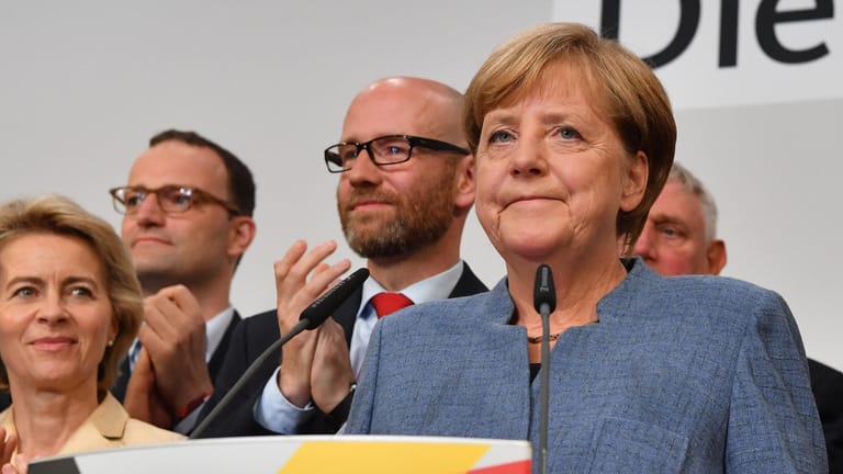 Bundeskanzlerin Angela Merkel (CDU) steht in der Parteizentrale der CDU in Berlin auf der Bühne.