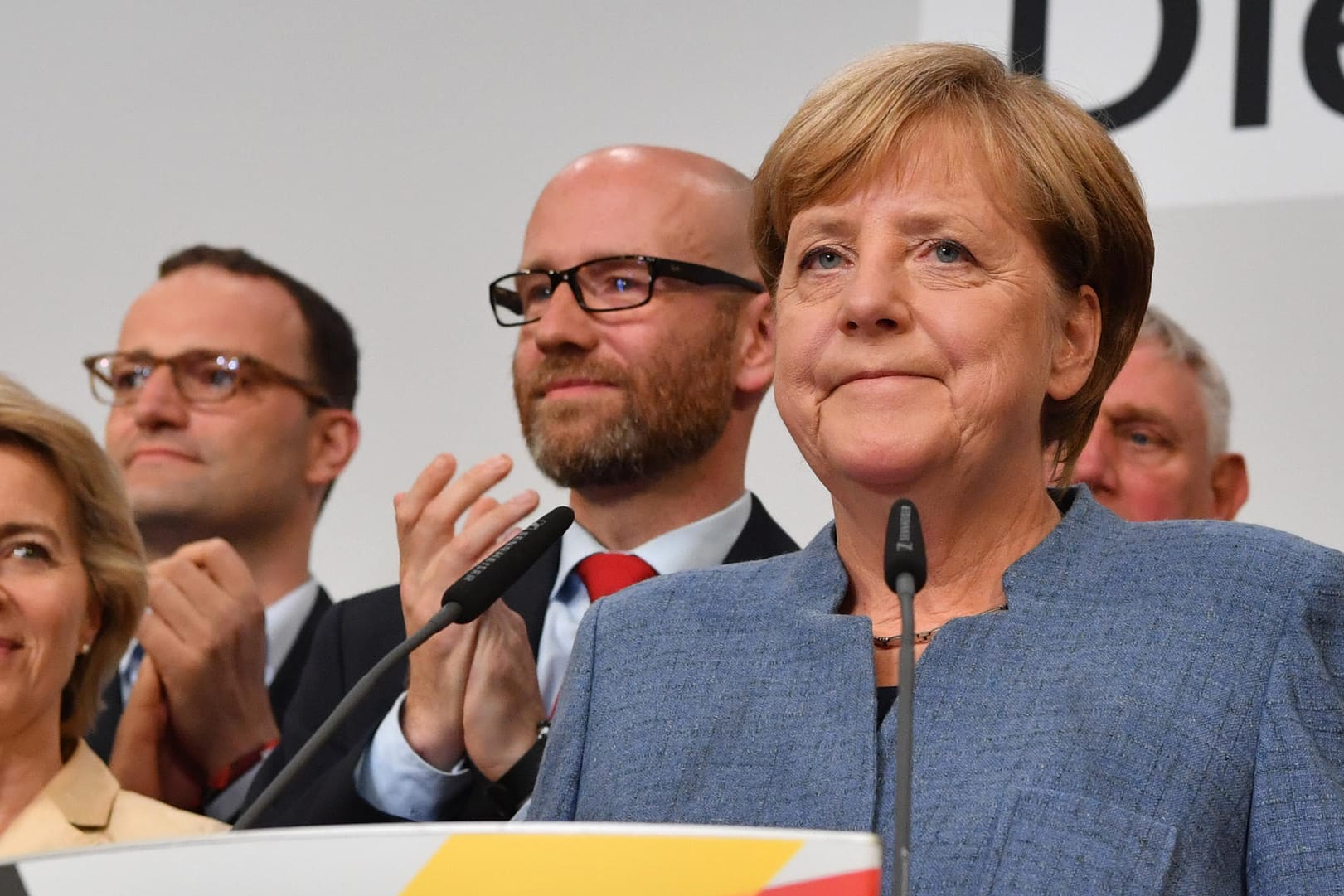 Bundeskanzlerin Angela Merkel (CDU) steht in der Parteizentrale der CDU in Berlin auf der Bühne.