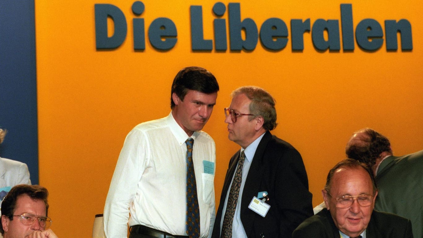 Der FDP-Bundesvorsitzende Wolfgang Gerhardt (l.), Rainer Brüderle und Hans Dietrich Genscher (r.) auf dem FDP-Parteitag in Mainz 1995.