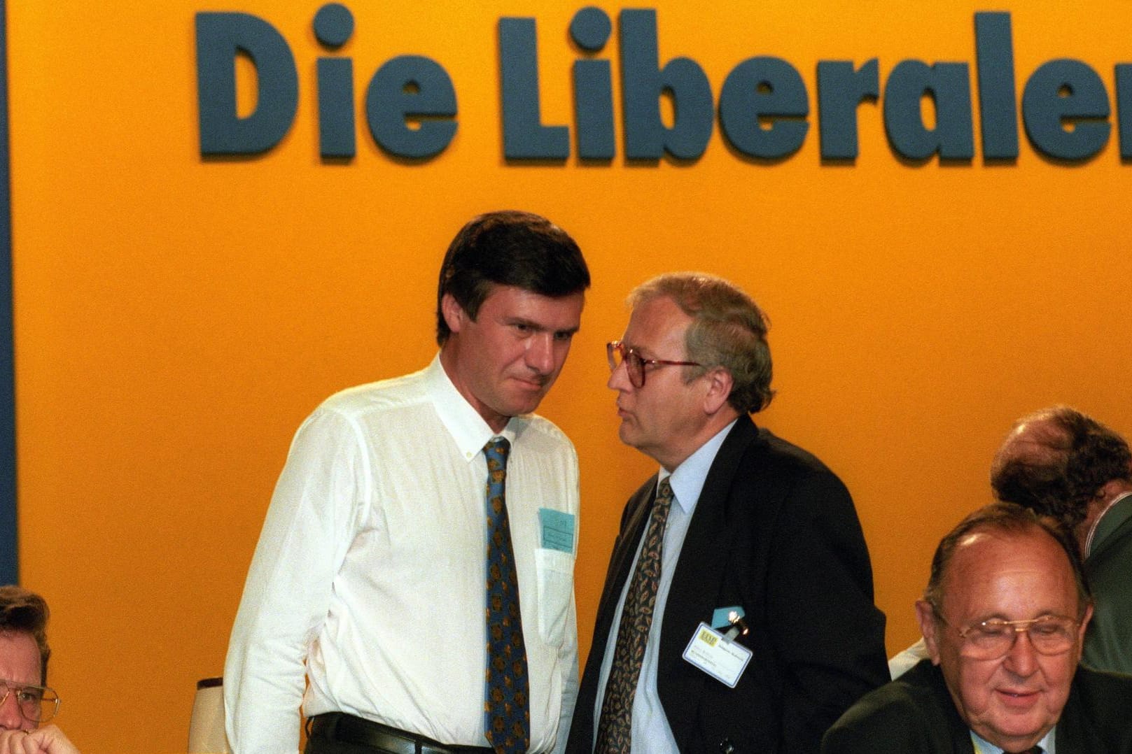 Der FDP-Bundesvorsitzende Wolfgang Gerhardt (l.), Rainer Brüderle und Hans Dietrich Genscher (r.) auf dem FDP-Parteitag in Mainz 1995.