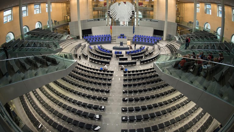 Nach den Wahlen muss der Plenarsaal des Reichstages umgebaut werden. Mit der AfD zieht eine ganz neue Fraktion ins Parlament ein, mit der FDP kehrt eine wieder zurück.