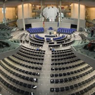 Nach den Wahlen muss der Plenarsaal des Reichstages umgebaut werden. Mit der AfD zieht eine ganz neue Fraktion ins Parlament ein, mit der FDP kehrt eine wieder zurück.