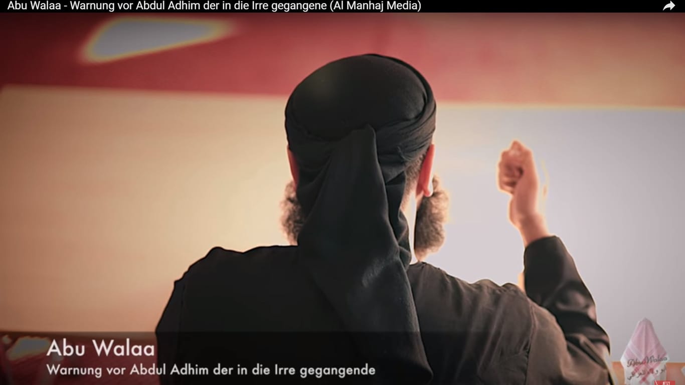 Dieser Screenshot eines undatierten Videos zeigt Ahmed Abdelasis A., alias Abu Walaa, der als zentrale Führungsfigur der Terrormiliz Islamischer Staat in Deutschland gilt.