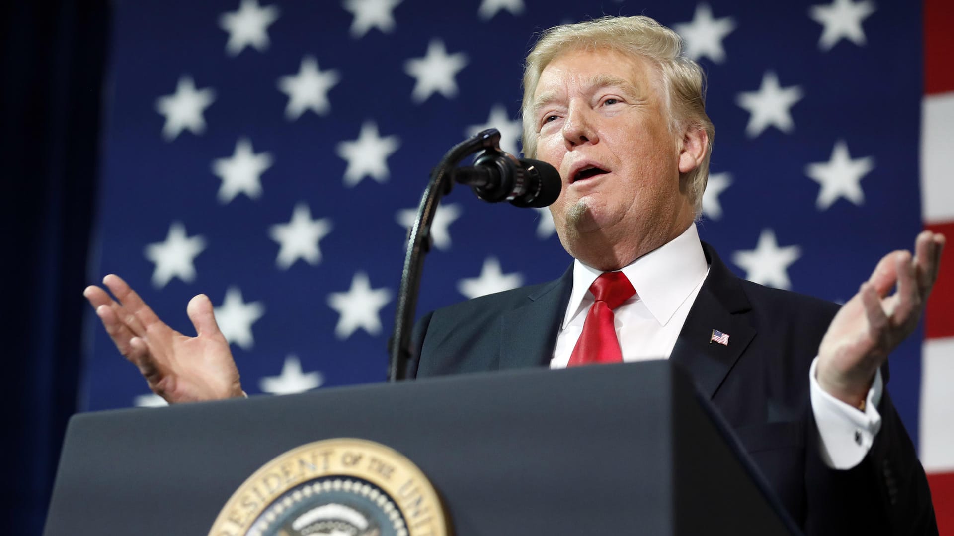 Fahne oder Sport - für Trump müssen die US-Amerikaner abwägen, welches US-Symbol ihnen wichtiger ist. Fahne oder Sport - für Trump müssen die US-Amerikaner abwägen, welches US-Symbol ihnen wichtiger ist.