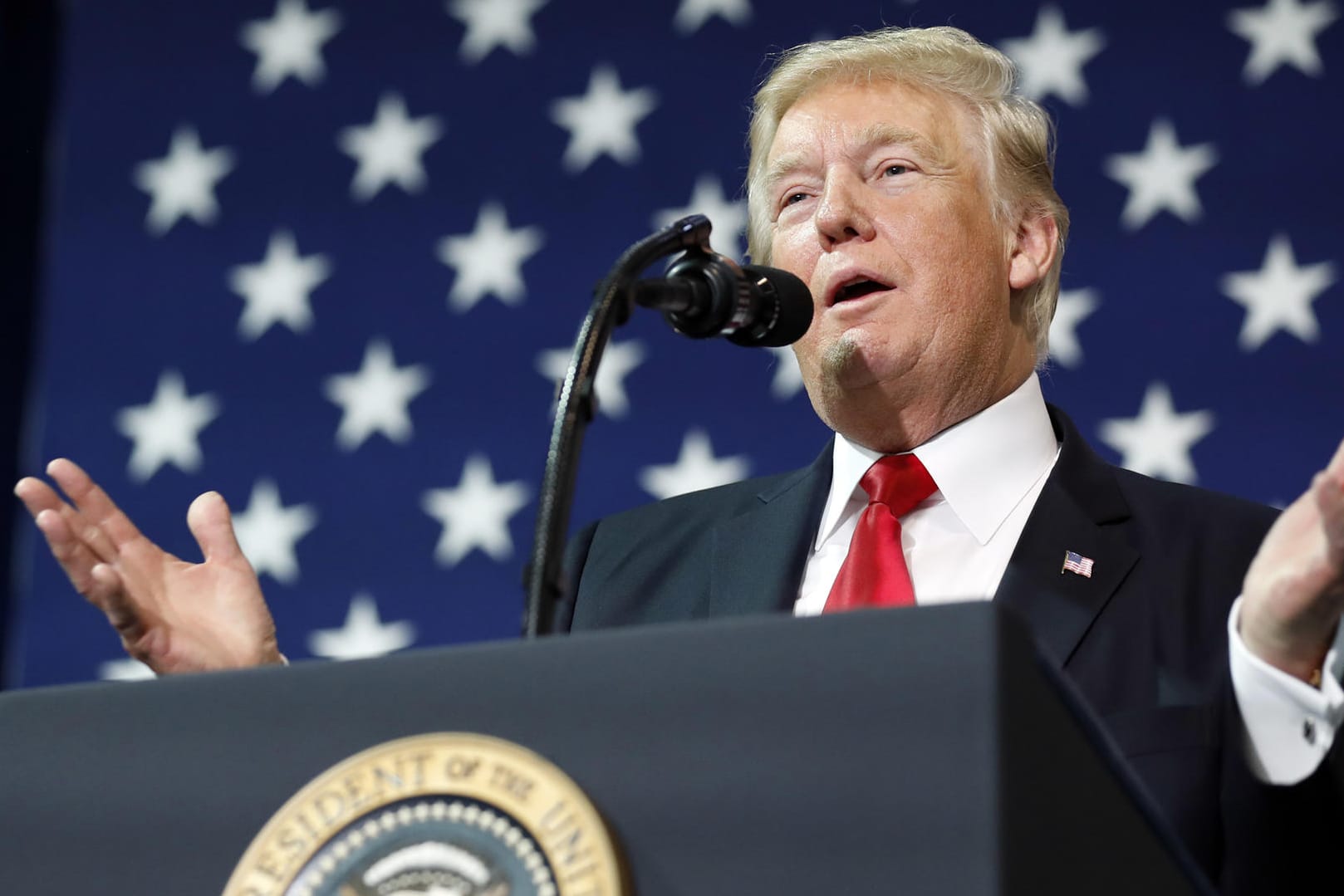 Fahne oder Sport - für Trump müssen die US-Amerikaner abwägen, welches US-Symbol ihnen wichtiger ist.