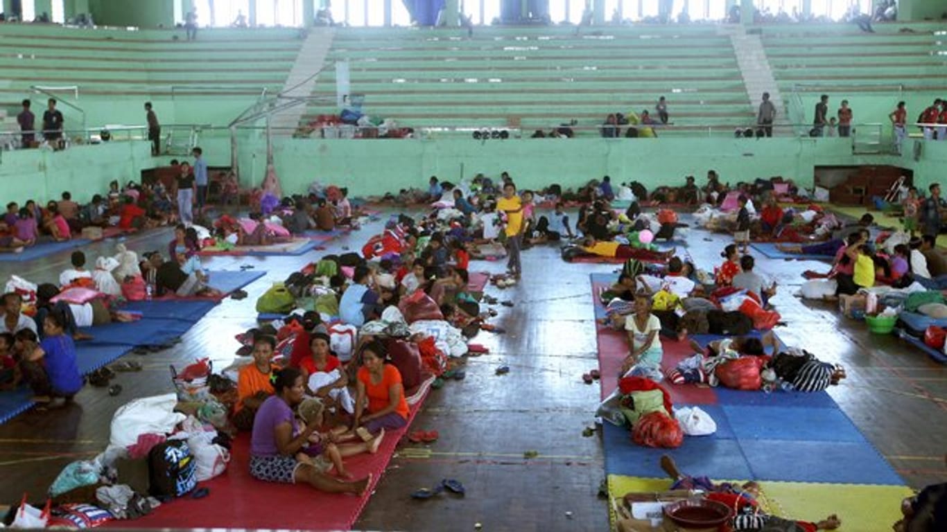Menschen liegen in Klungkung auf Bali in einer Notunterkunft.