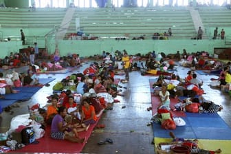 Menschen liegen in Klungkung auf Bali in einer Notunterkunft.