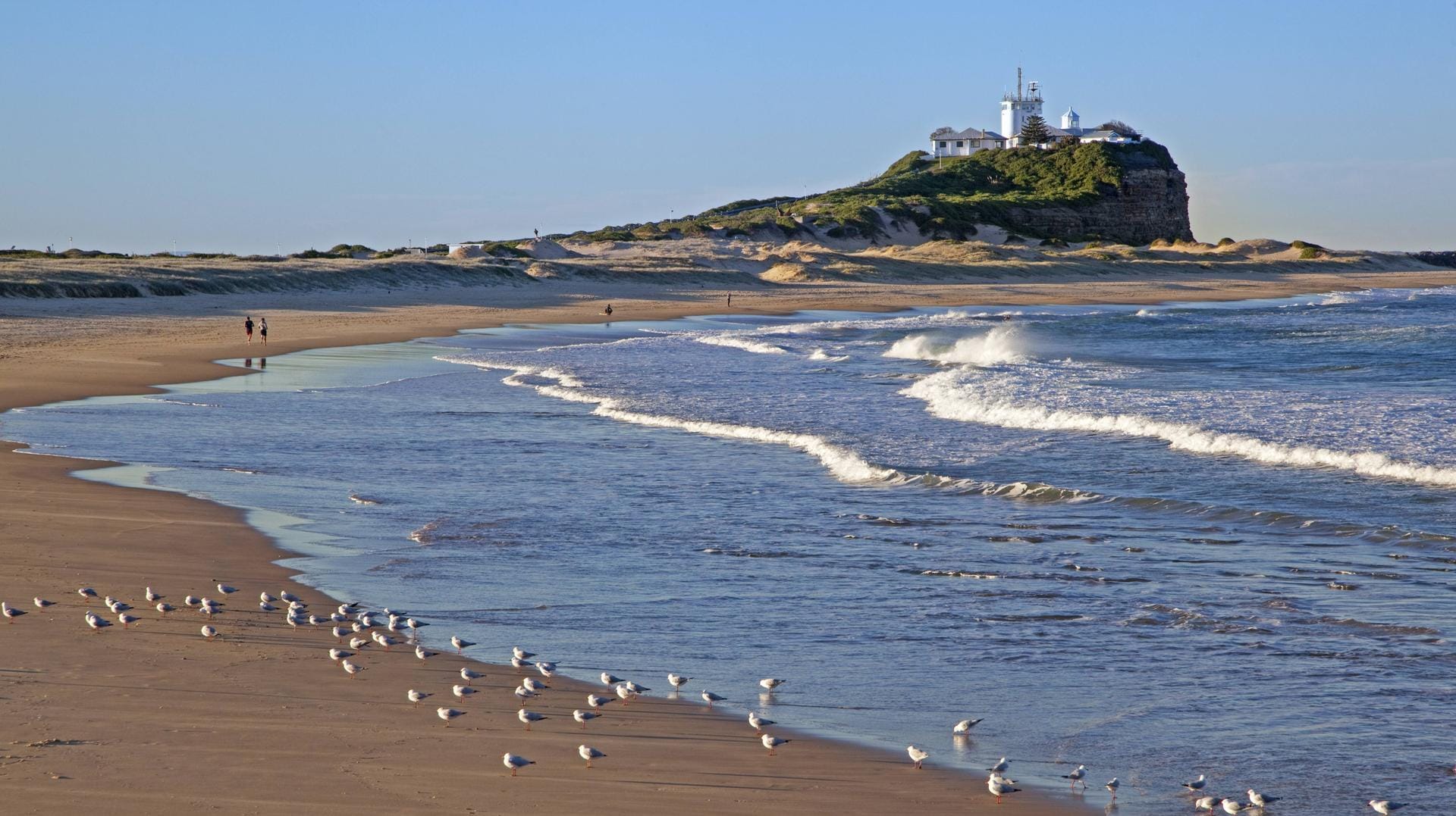 Der Strand wird von zahlreichen Menschen gerne besucht.