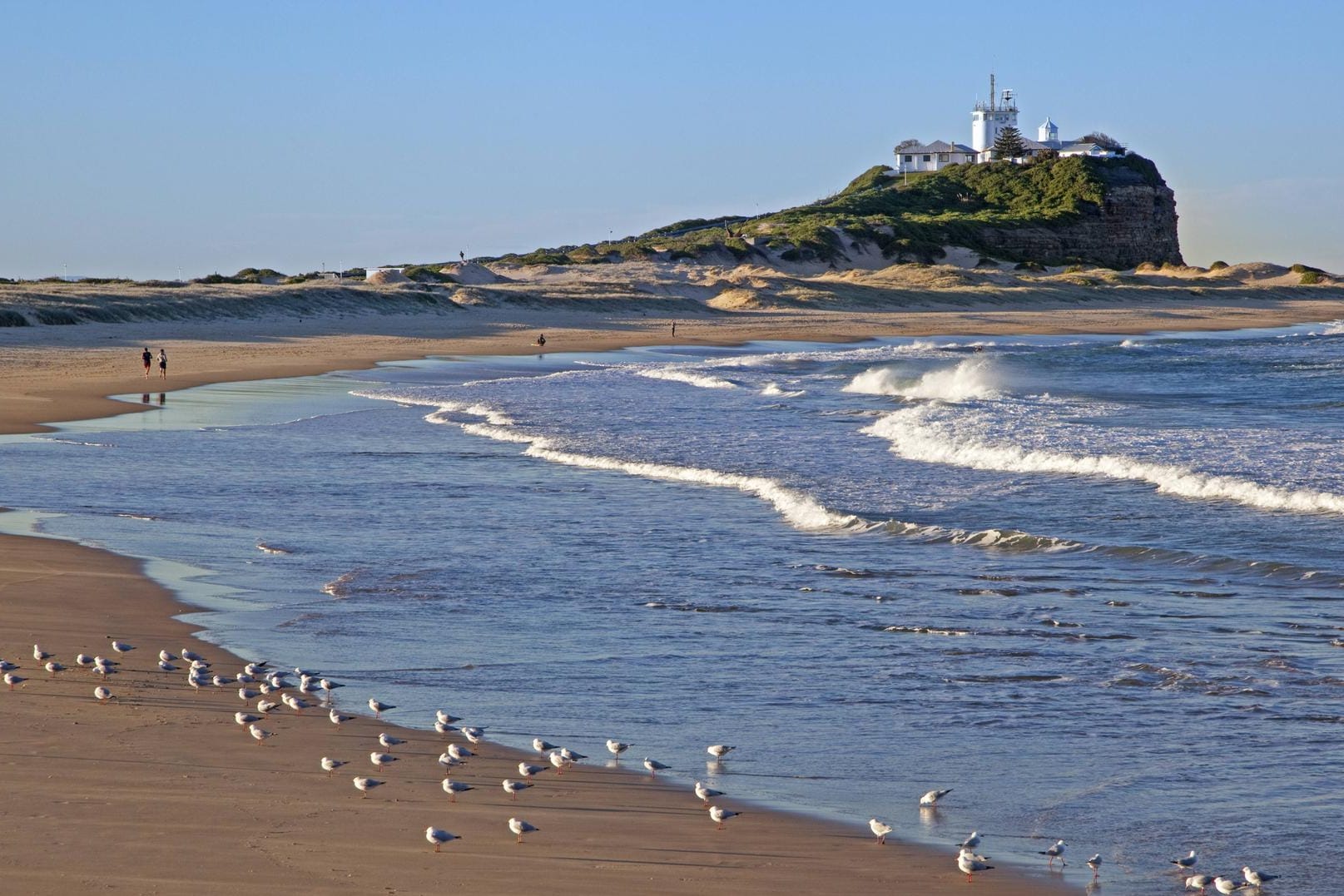 Der Strand wird von zahlreichen Menschen gerne besucht.