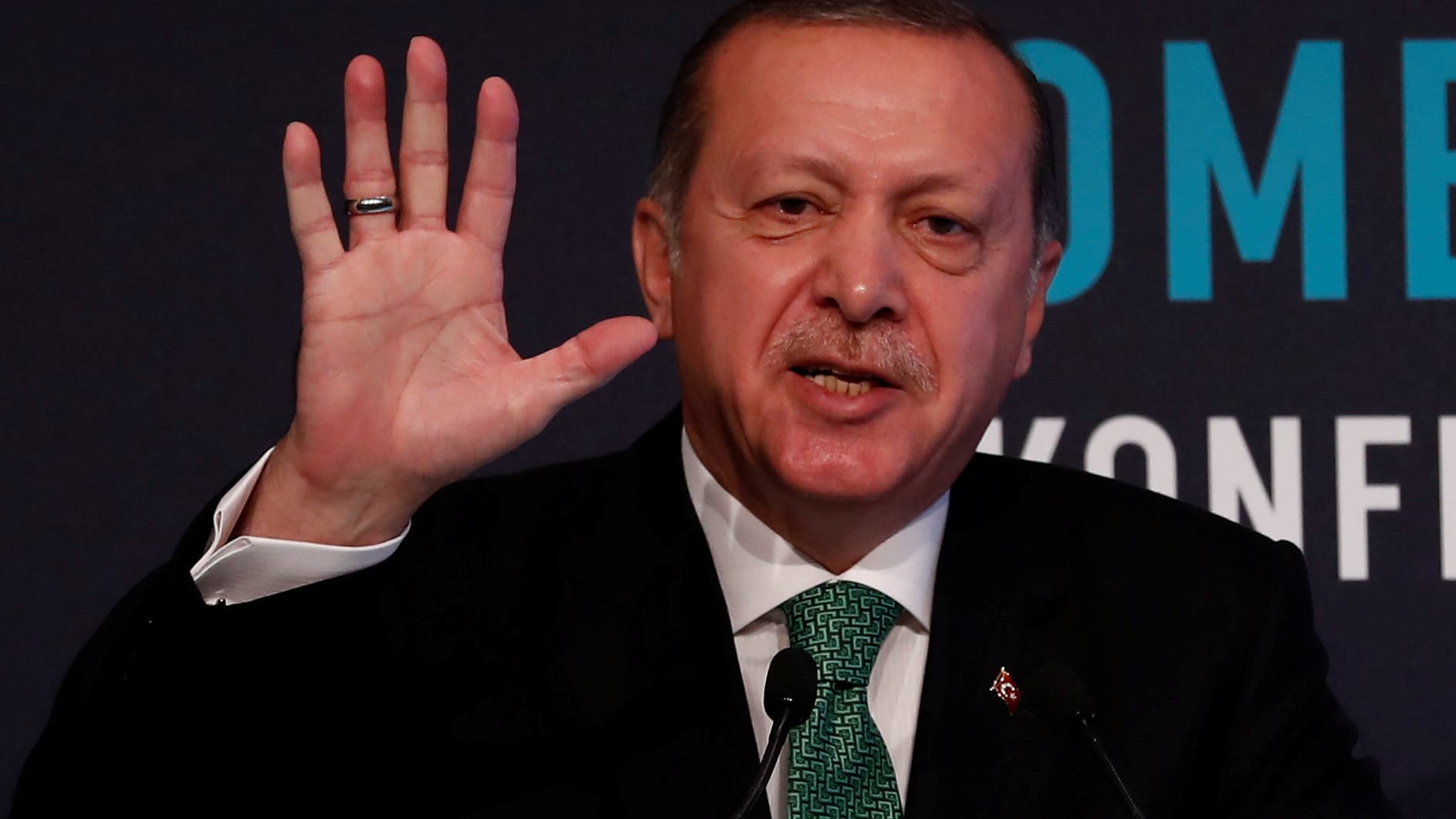 Erdogan droht den Kurden im Nordirak das "Öl-Ventil abzudrehen". Erdogan droht den Kurden im Nordirak das "Öl-Ventil abzudrehen".