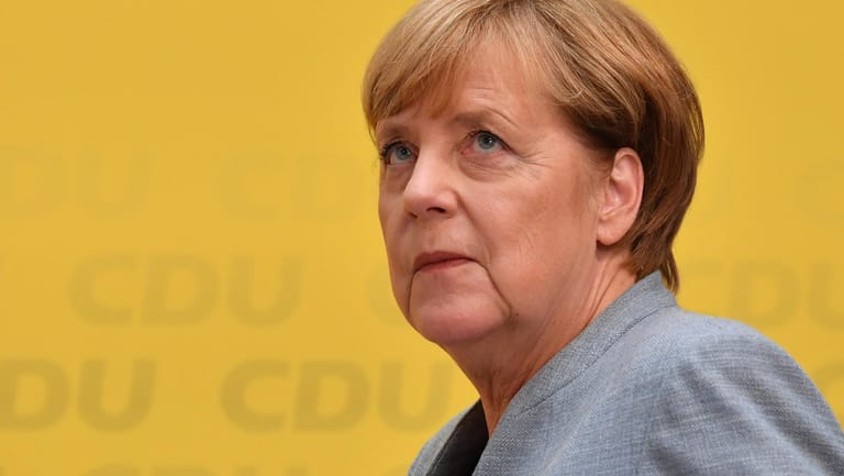 Bundeskanzlerin Angela Merkel (CDU) nimmt am Tag nach der Bundestagswahl zu den Verlusten der Union und zum Aufstieg der AfD Stellung.