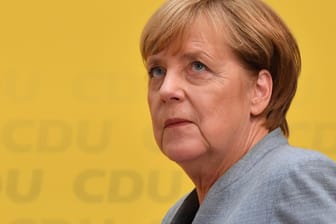 Bundeskanzlerin Angela Merkel (CDU) nimmt am Tag nach der Bundestagswahl zu den Verlusten der Union und zum Aufstieg der AfD Stellung.