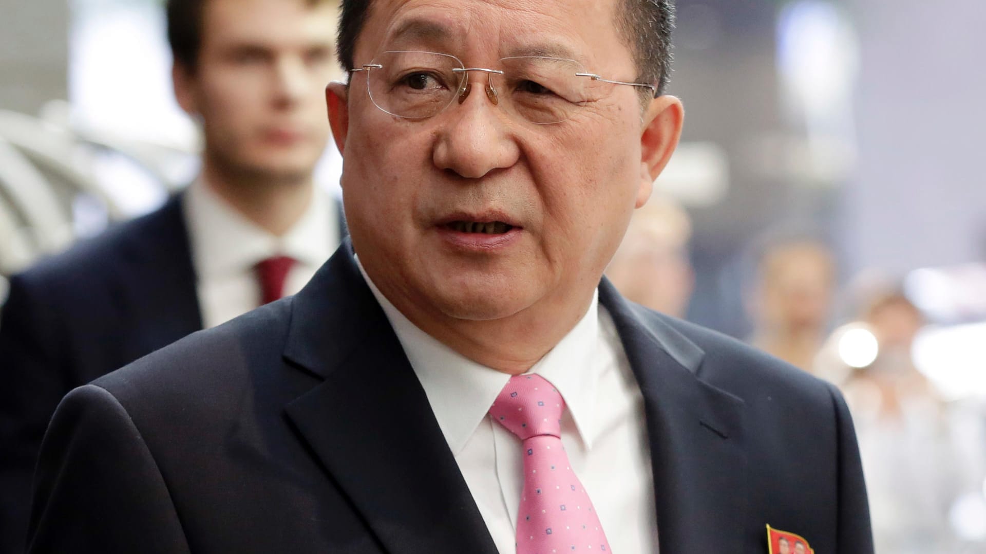 Nordkoreas Außenminister Ri Yong Ho fasst Trumps Tweet als Kriegserklärung auf und droht mit dem Abschuss der US-Kampfflugzeuge. Nordkoreas Außenminister Ri Yong Ho fasst Trumps Tweet als Kriegserklärung auf und droht mit dem Abschuss der US-Kampfflugzeuge.