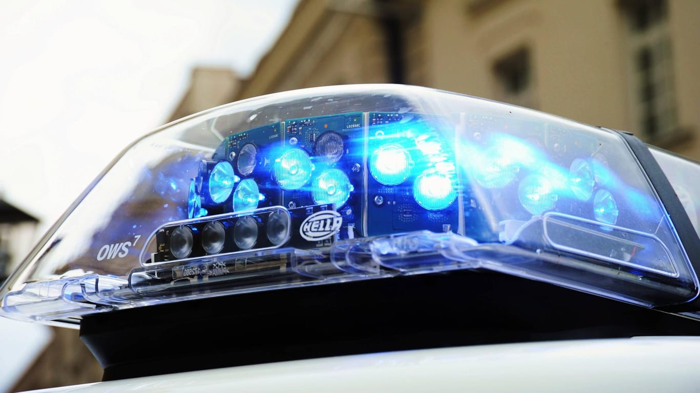 Blaulicht von Hella an einem Polizeiwagen in Regensburg