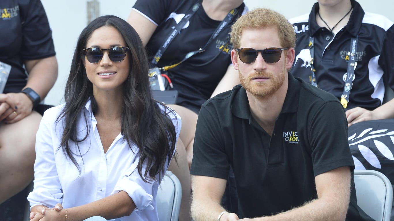 Jetzt sitzen Meghan Markle und Prinz Harry plötzlich doch einfach in der Öffentlichkeit nebeneinander.