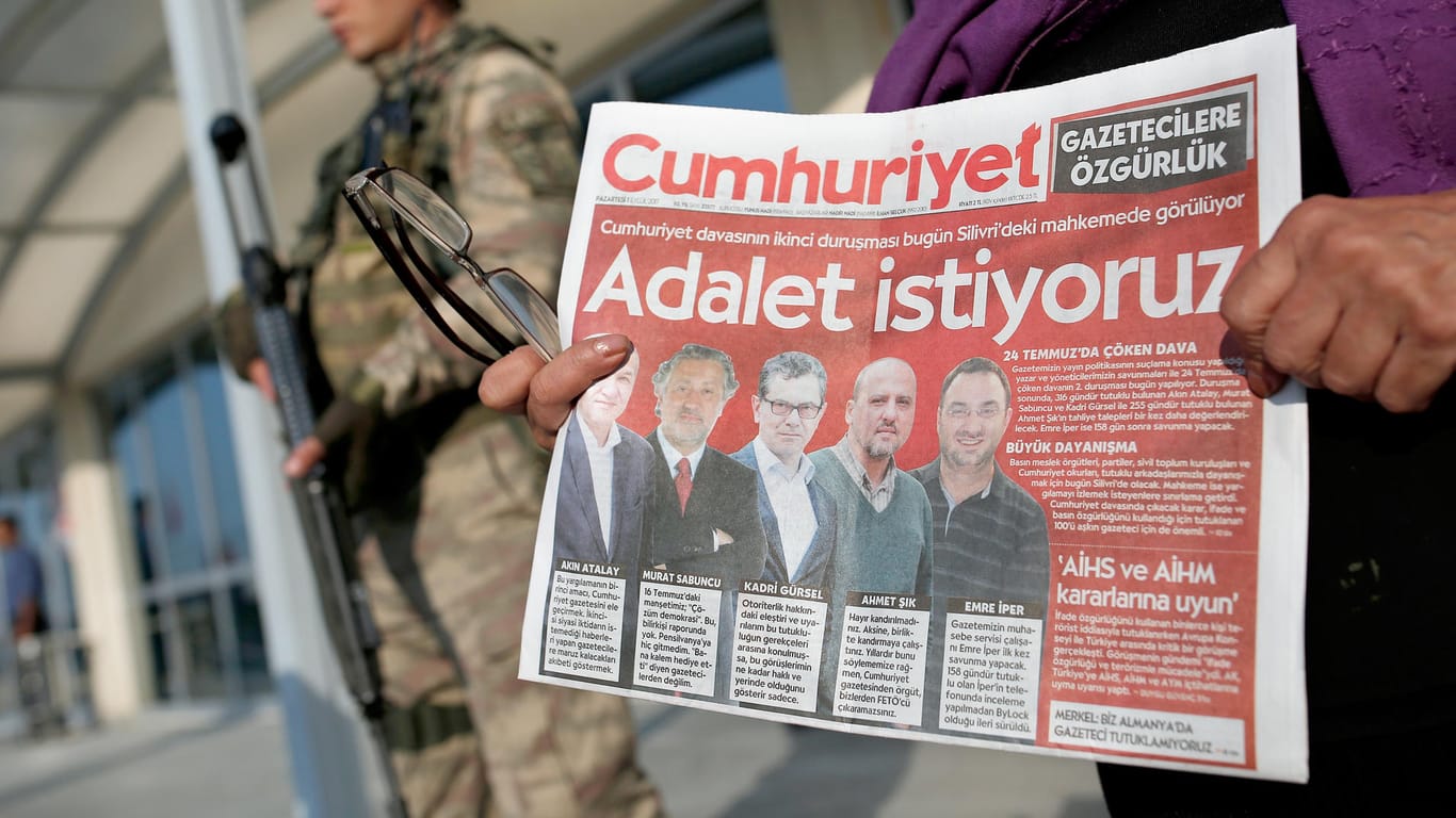 Unterstützer halten am 11.09.2017 in Istanbul Titelseiten der Zeitung "Cumhurriyet" mit der Schlagzeile "Wir wollen Gerechtigkeit".