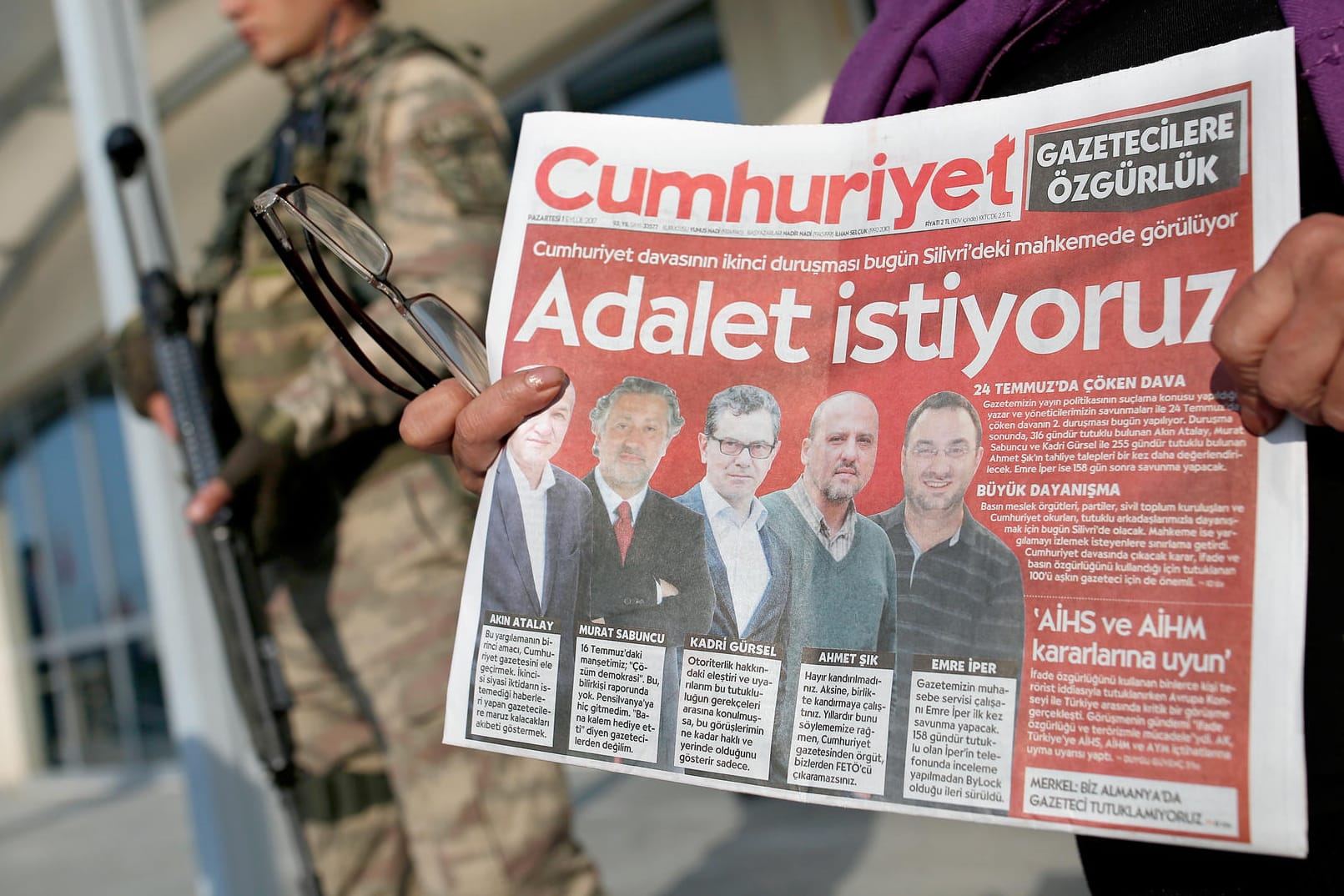 Unterstützer halten am 11.09.2017 in Istanbul Titelseiten der Zeitung "Cumhurriyet" mit der Schlagzeile "Wir wollen Gerechtigkeit".