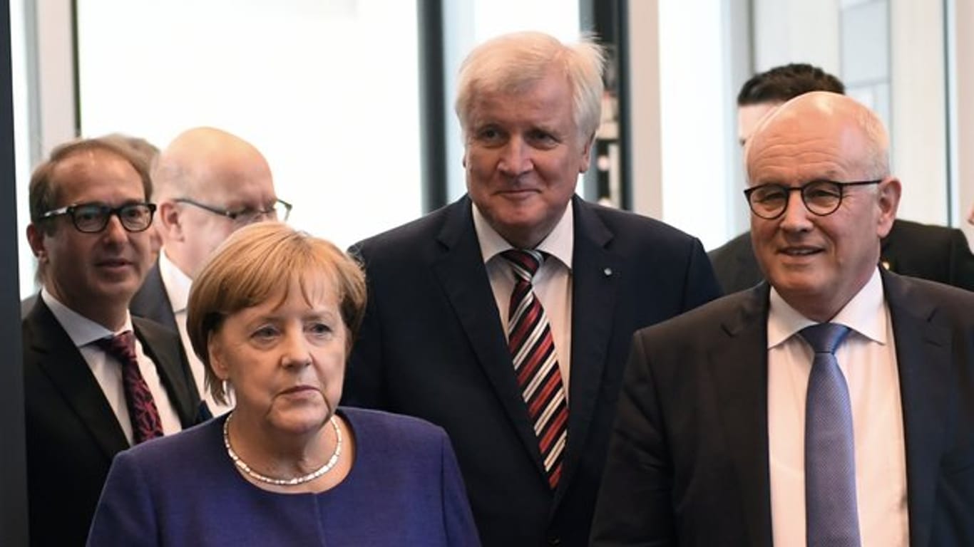 Bundeskanzlerin Angela Merkel (CDU) trifft in Berlin zu einer Fraktionssitzung der CDU mit dem bayerischen Ministerpräsidenten Horst Seehofer (CSU, M) ein.