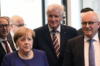 Bundeskanzlerin Angela Merkel (CDU) trifft in Berlin zu einer Fraktionssitzung der CDU mit dem bayerischen Ministerpräsidenten Horst Seehofer (CSU, M) ein.
