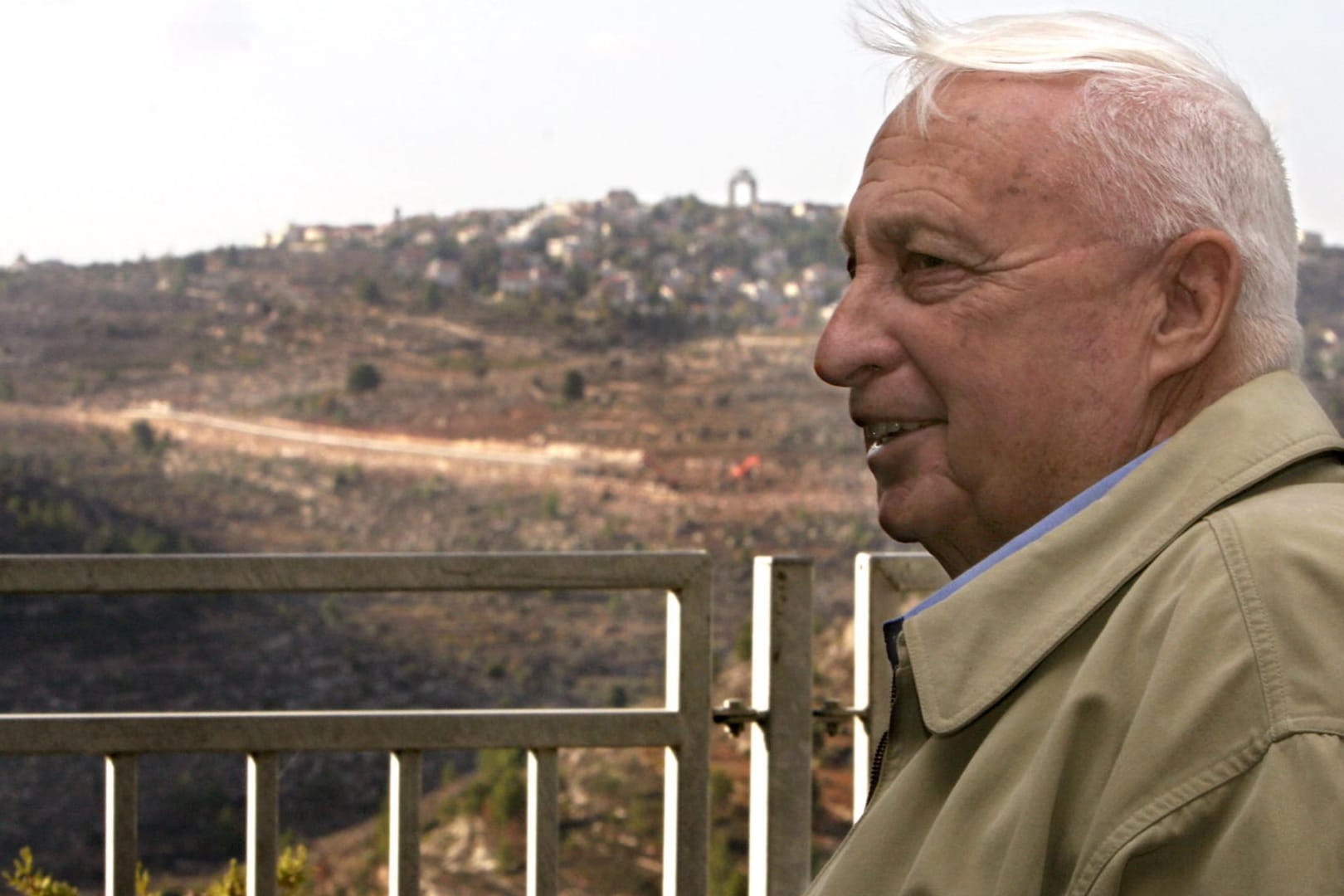 In der Siedlung Har Adar im Westjordanland hat ein palästinensischer Angreifer drei Israelis erschossen. Das Foto zeigt den früheren Premierminister Israels im Jahr 2005, im Hintergrund ist die Ortschaft Har Adar zu sehen.