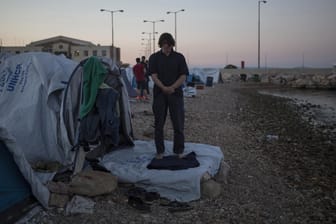 Ein Flüchtling aus Syrien betet am vor seinem Zelt am Flüchtlingslager Souda auf der Insel Chios, Griechenland