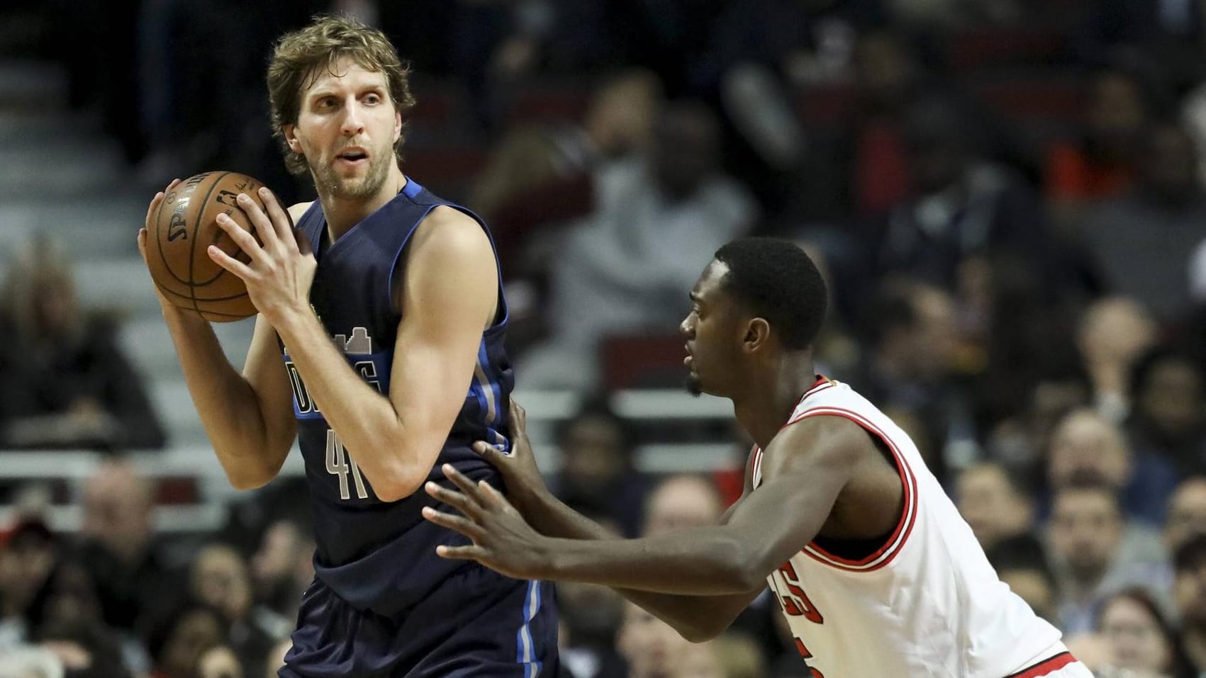 Dirk Nowitzki im Duell mit Bobby Portis von den Chicago Bulls.