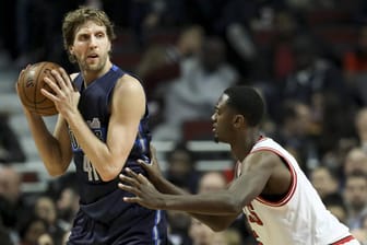 Dirk Nowitzki im Duell mit Bobby Portis von den Chicago Bulls.