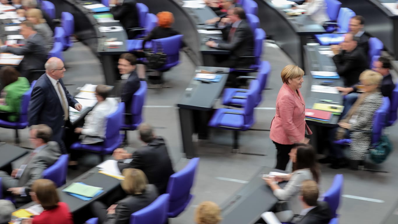 Bundeskanzlerin Angela Merkel (CDU) im Bundestag. Das Parlament wächst jetzt deutlich an.