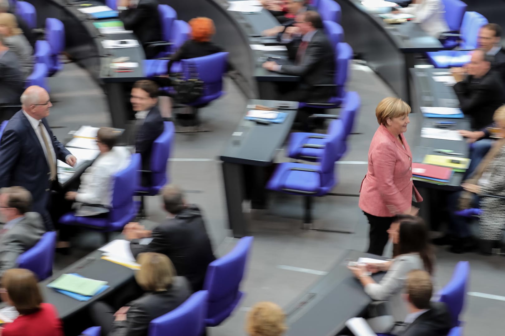 Bundeskanzlerin Angela Merkel (CDU) im Bundestag. Das Parlament wächst jetzt deutlich an.