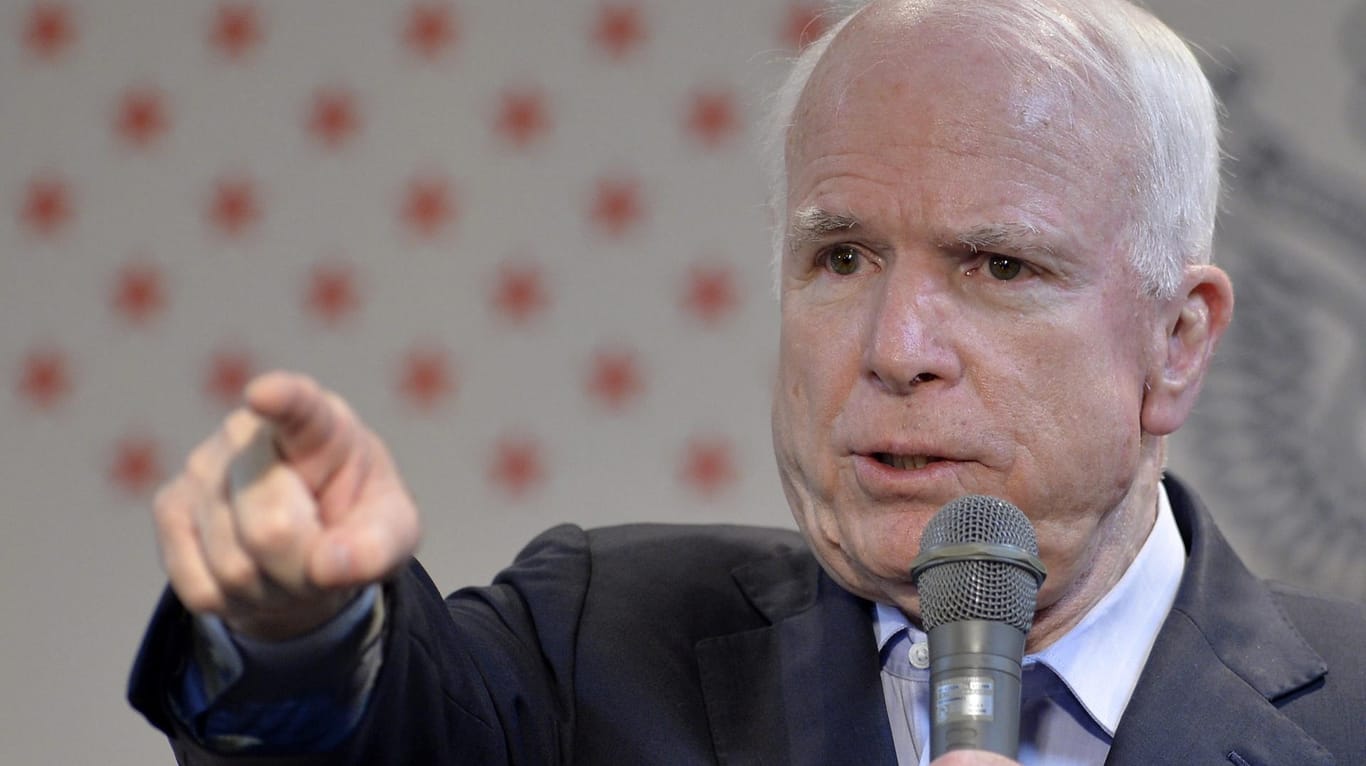 Der republikanische US-Senator John McCain sorgt mit großer Wahrscheinlichkeit dafür, dass gegen den Willen von Präsident Donald Trump Obamacare bestehen bleibt.