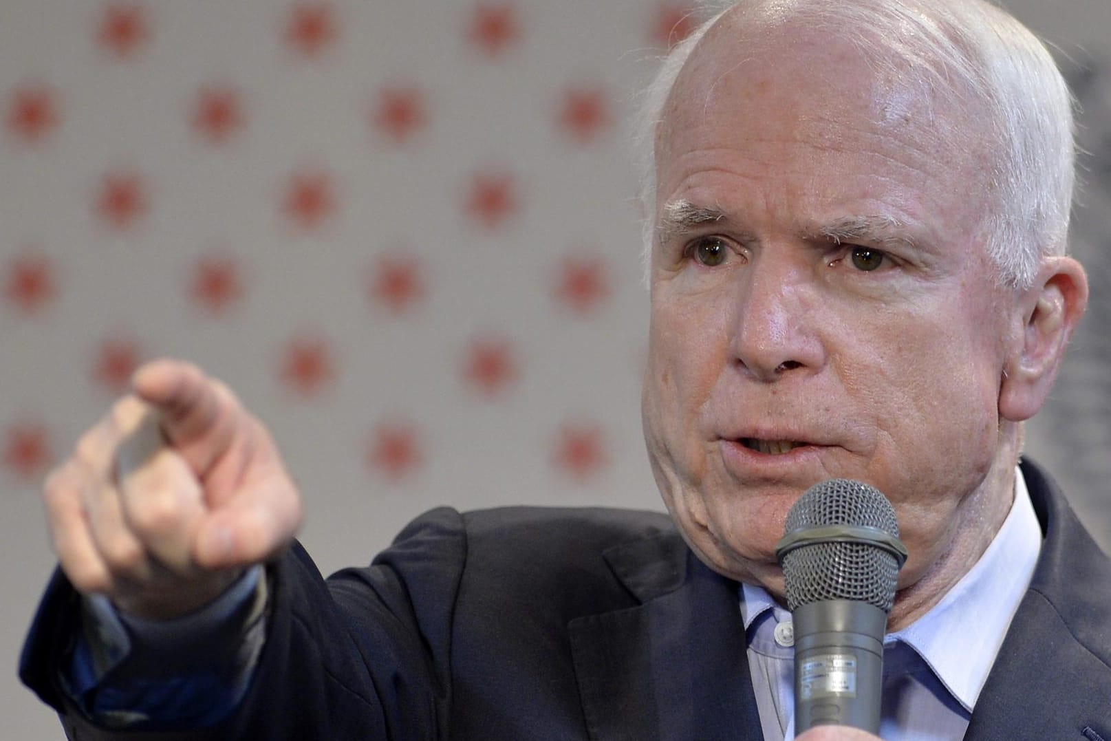 Der republikanische US-Senator John McCain sorgt mit großer Wahrscheinlichkeit dafür, dass gegen den Willen von Präsident Donald Trump Obamacare bestehen bleibt.