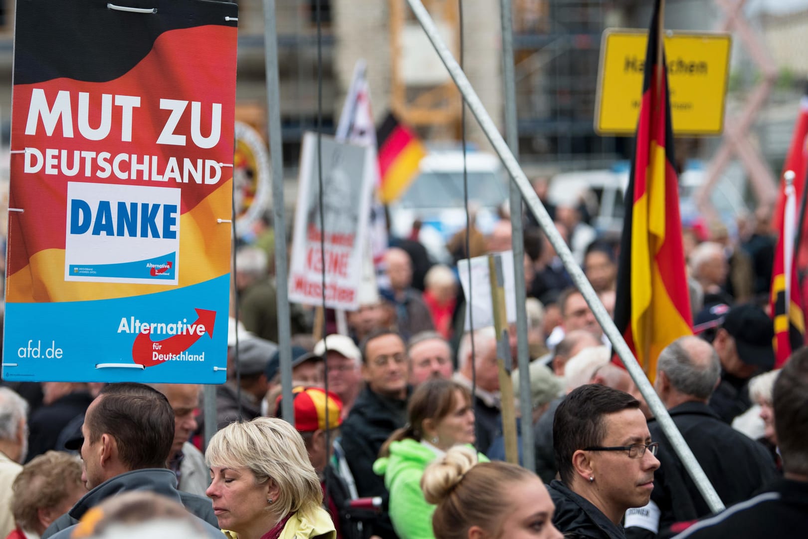 Mehr als 85 Prozent der Anhänger der AfD glauben, dass sich durch den Einzug der Rechtspopulisten in den Bundestag die politische Kultur in Deutschland positiv verändern wird.
