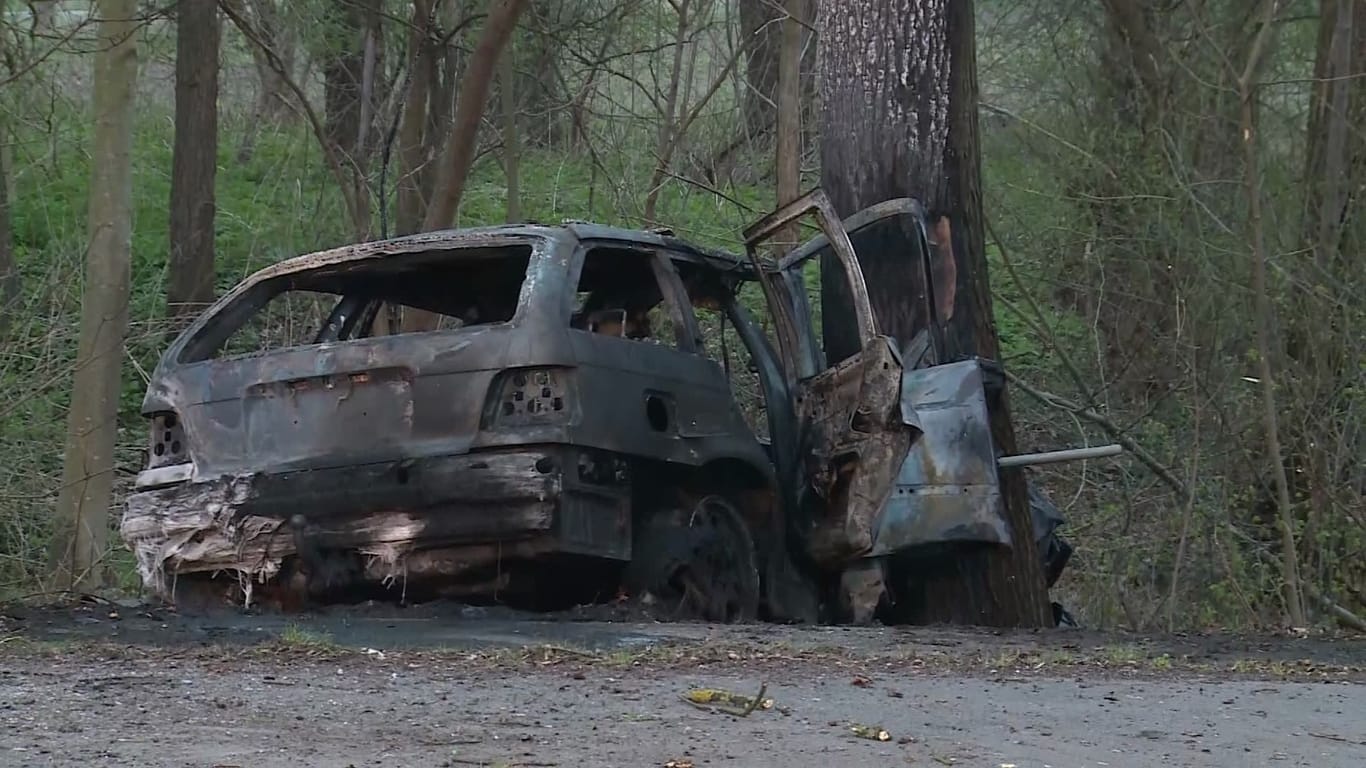 Ein ausgebranntes Auto nach einem Unfall