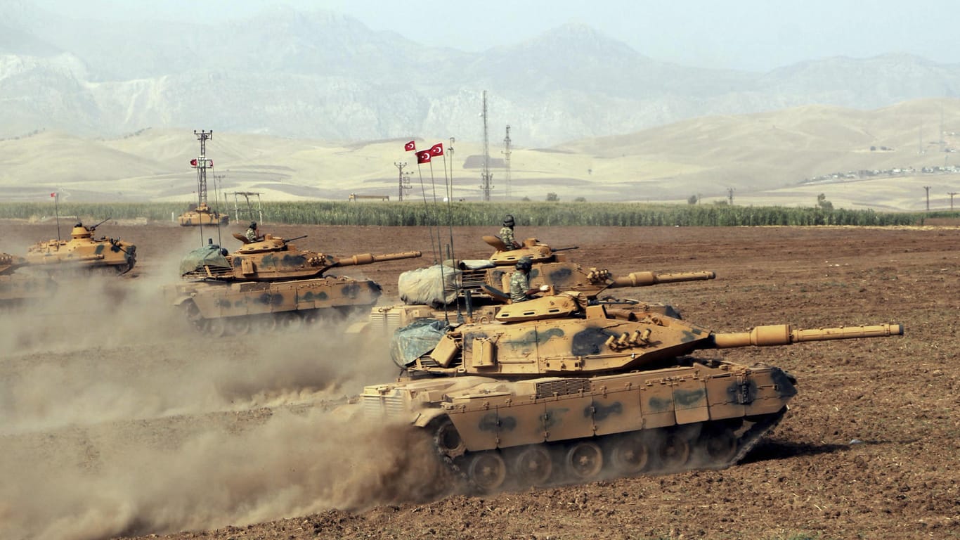 Türkische Panzer nehmen an der Grenze zum Irak an einem Übungsmanöver teil.