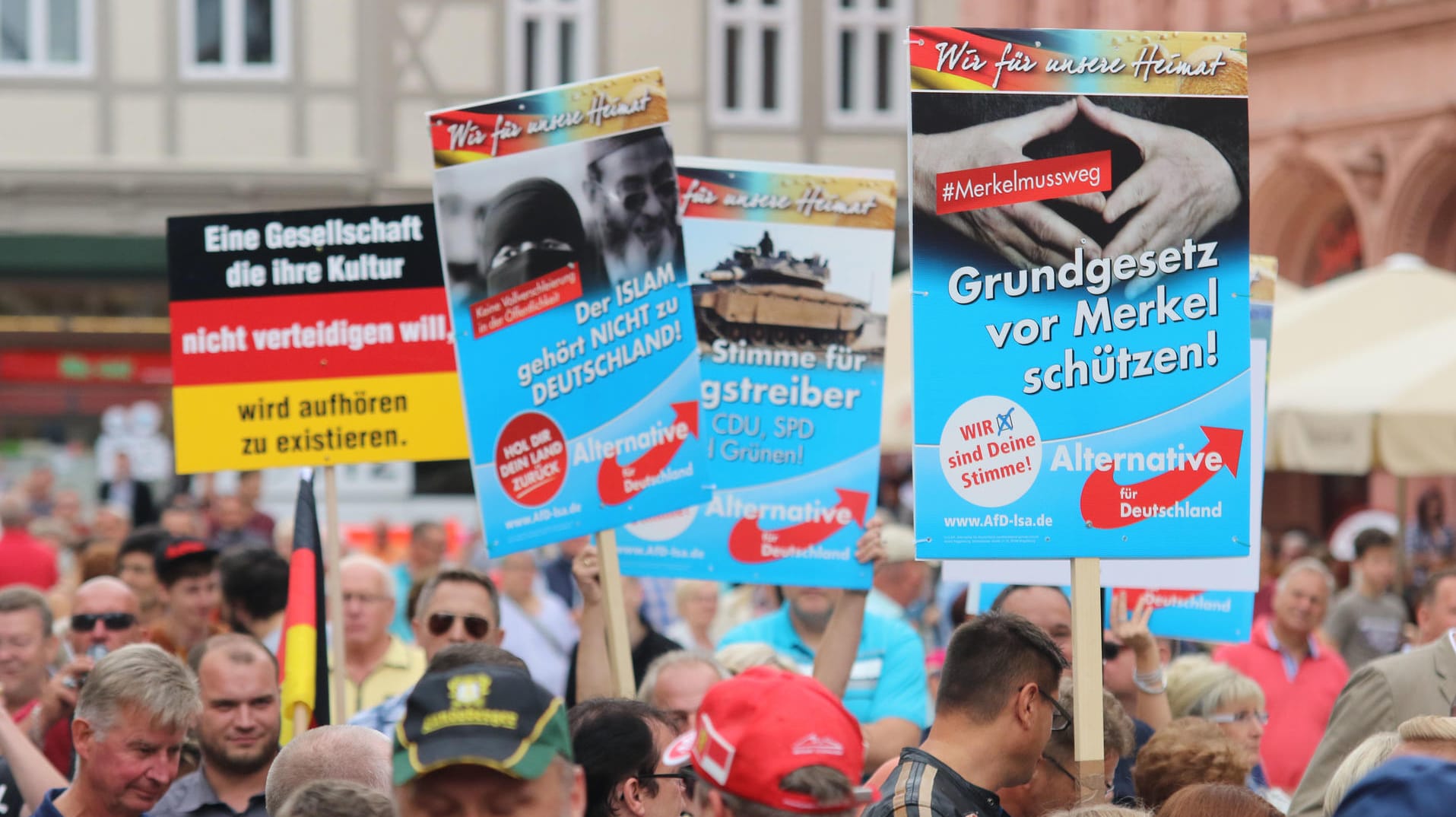 Mit rechtspopulistischen Parolen hat es die AfD in den Bundestag geschafft.