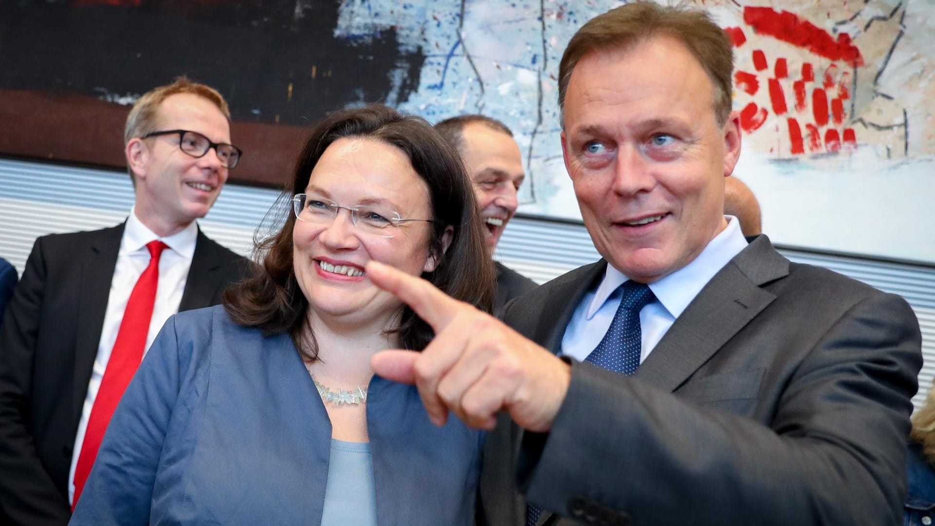 Trotz Katastrophen Wahl gute Laune: SPD-Fraktionschef Thomas Oppermann und Arbeitsministerin Andrea Nahles zu Beginn der ersten SPD-Fraktionssitzung nach der Wahl.