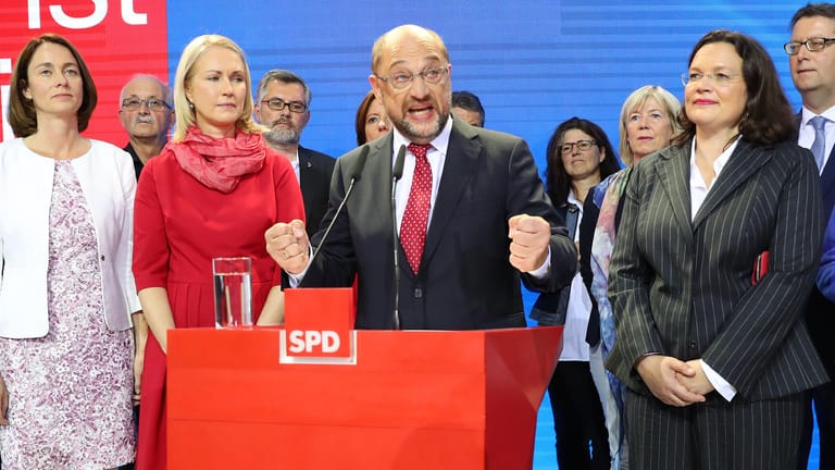 Schulz steht mit der alten und neuen SPD-Spitze nach Veröffentlichung der -Wahl-Hochrechnungen auf der Bühne.