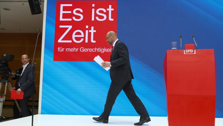 Der unterlegene SPD-Kanzlerkandidat Martin Schulz verlässt im Willy-Brandt-Haus die Bühne. Einen Rücktritt schließt der SPD-Chef bislang auf.