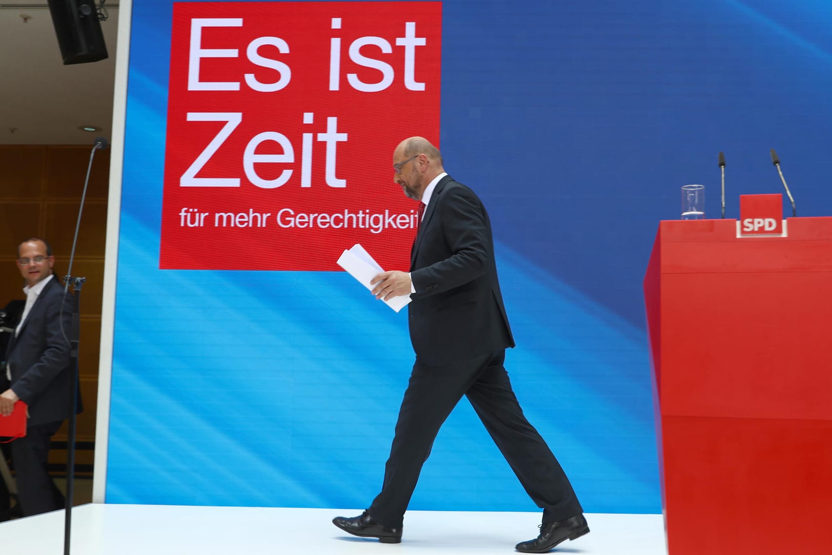 Der unterlegene SPD-Kanzlerkandidat Martin Schulz verlässt im Willy-Brandt-Haus die Bühne. Einen Rücktritt schließt der SPD-Chef bislang auf.